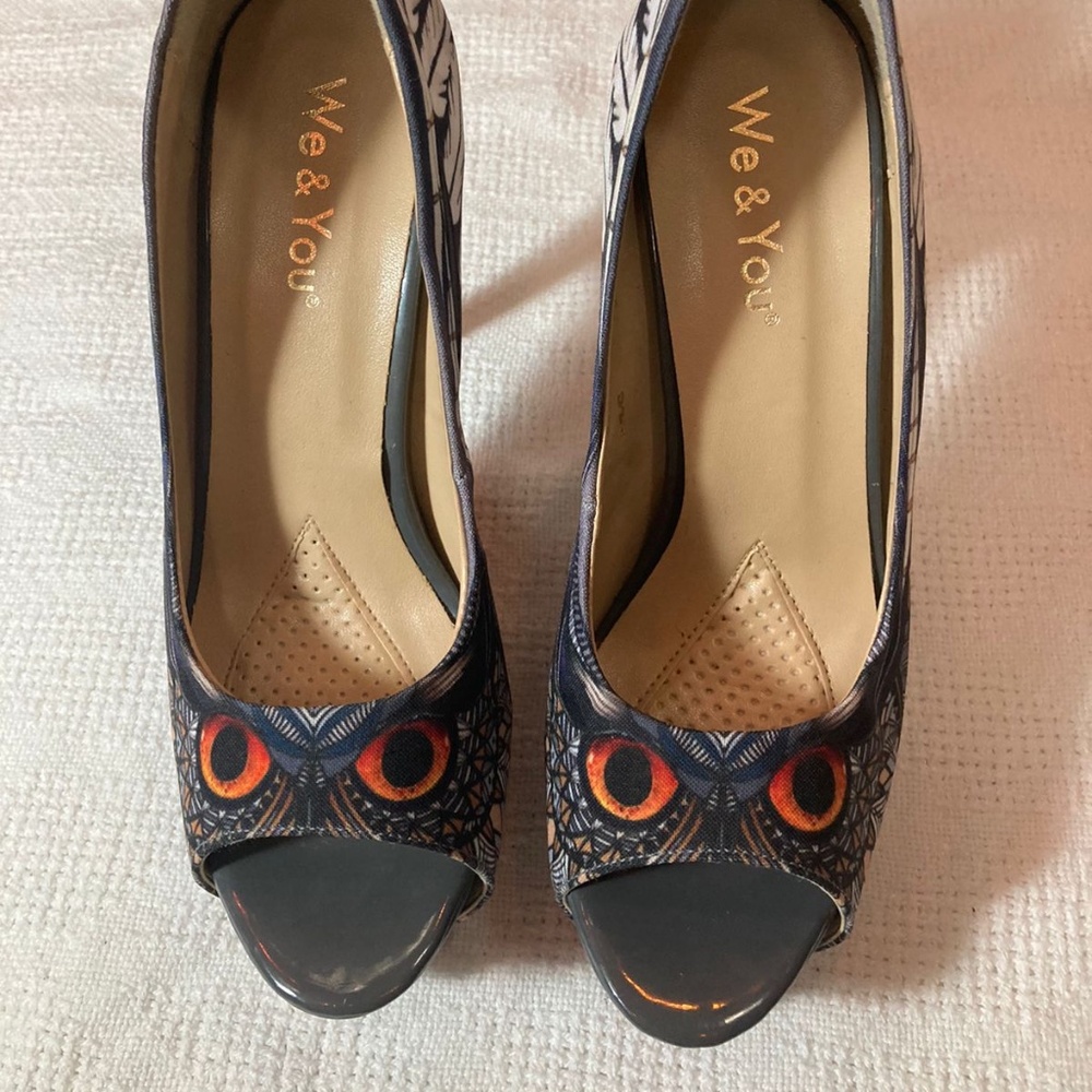 Beautiful Owl Eyes and Feather Open Toe Stiletto